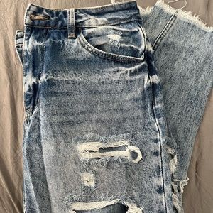 Buckle womens kancan straight/crop jean. Acid wash, destruction